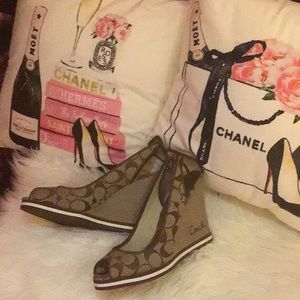 GORGEOUS never worn Coach heels